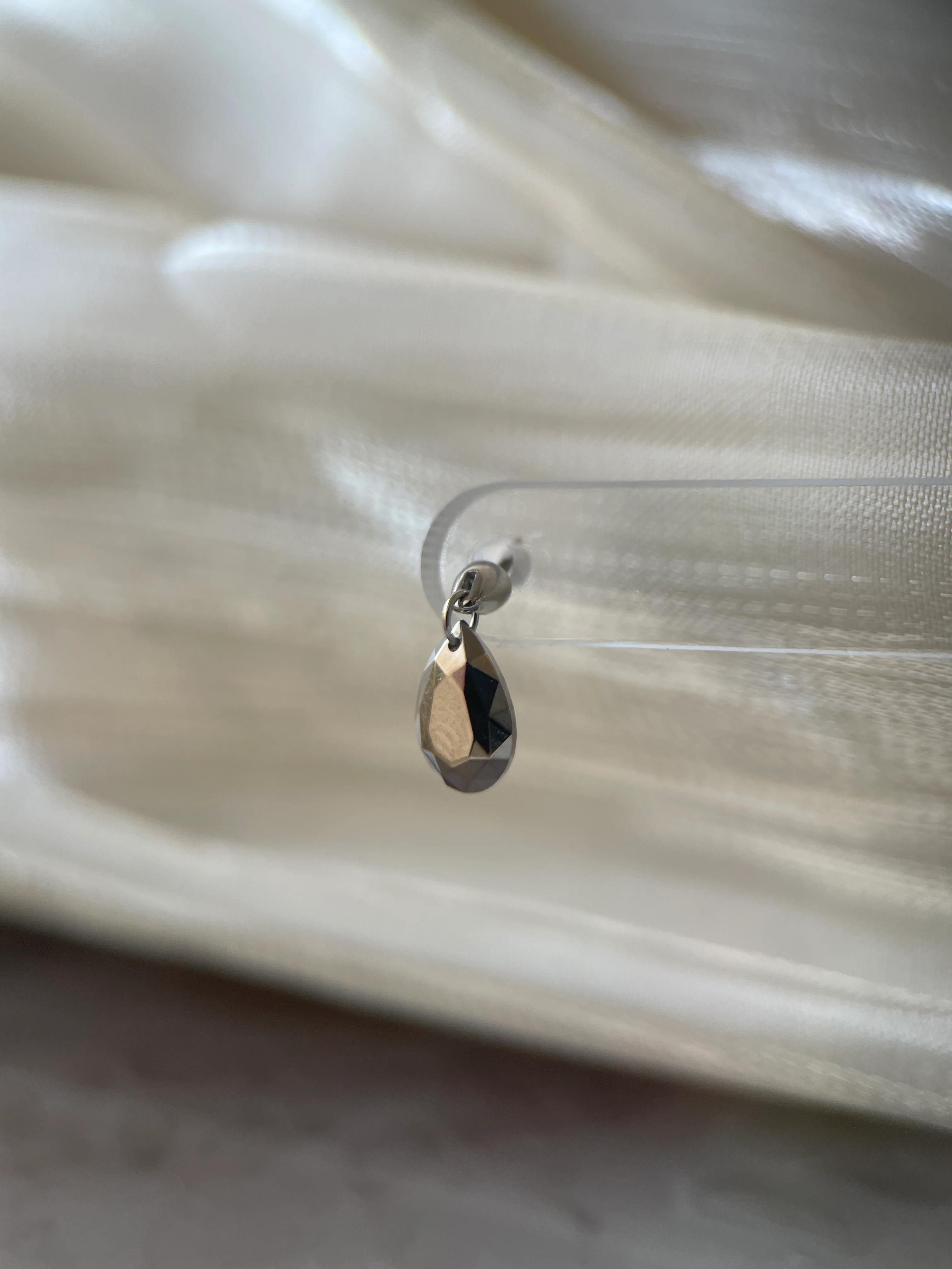 Maria Tash Faceted Gold Pear Threaded Charm Earring - Image 4